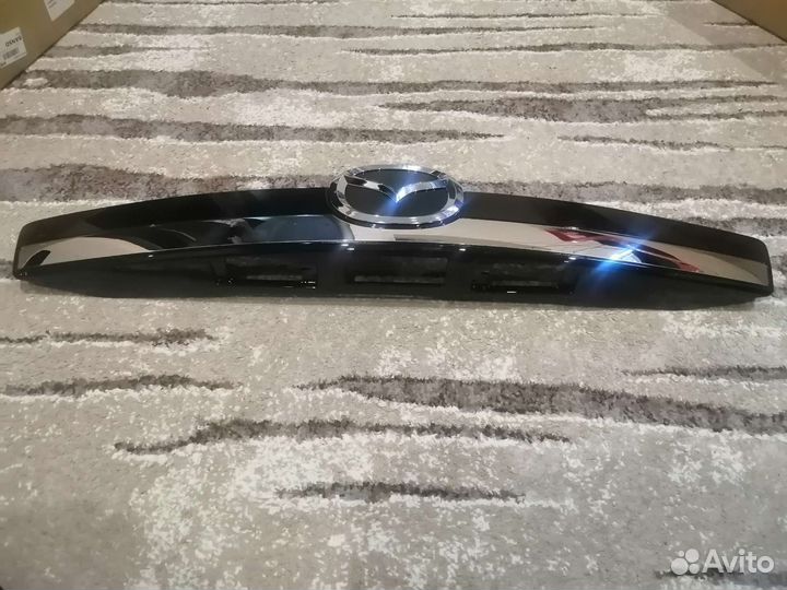 Новая накладка двери багажника Mazda CX-9