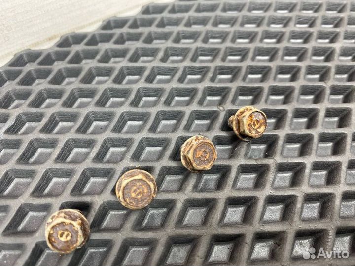 Болты крепления теплового экрана катализатора
