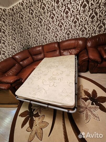 Диван угловой кожаный и кресло