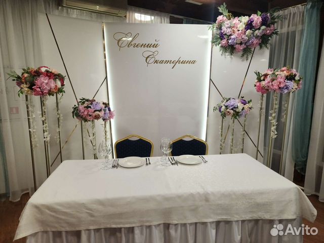 Аренда фотозоны,президиума,стоек для столов гостей
