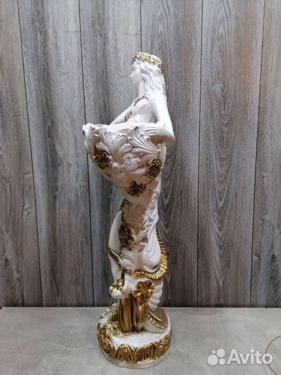 Античные статуи девушек кашпо