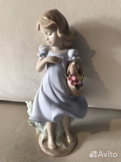 Статуэтка девочка с корзиной цветов