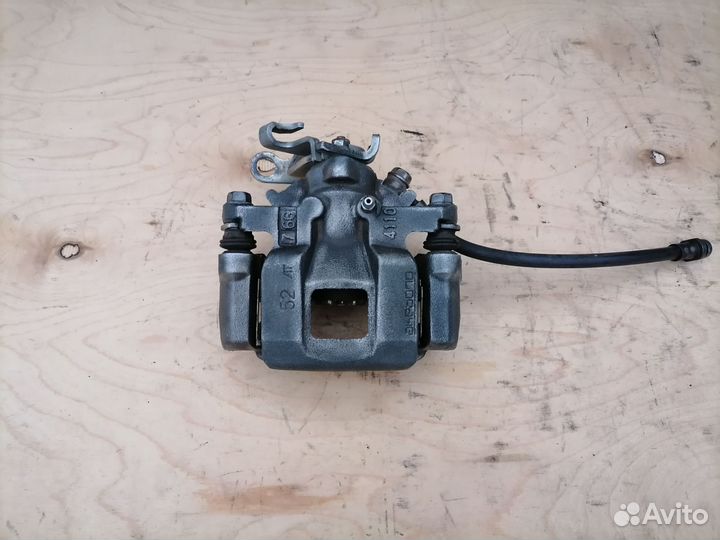 Задний тормозной суппорт Mitsubishi Outlander 3