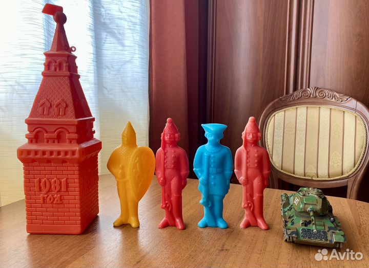 Спасская башня, танк, солдаты-дутыши СССР