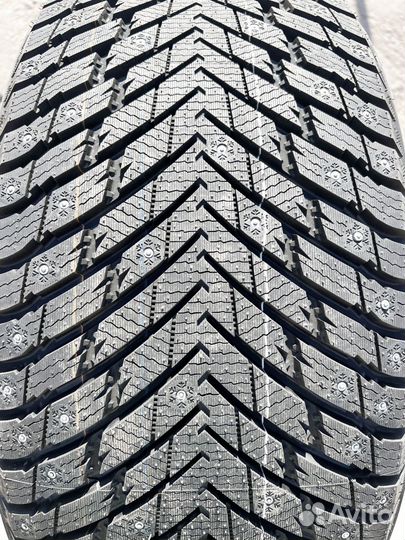 Grenlander Icedefensor Stud II 275/35 R20 140U