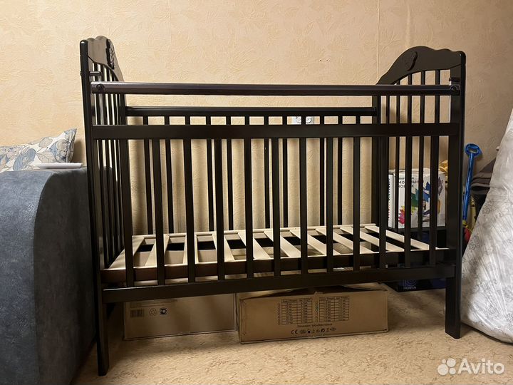 Детская кроватка с универсальным маятником