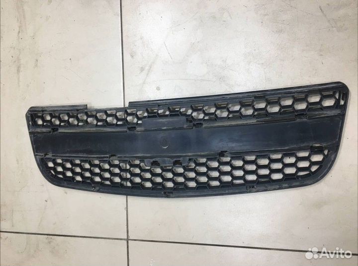 Решетка в бампер центральная Chevrolet Niva