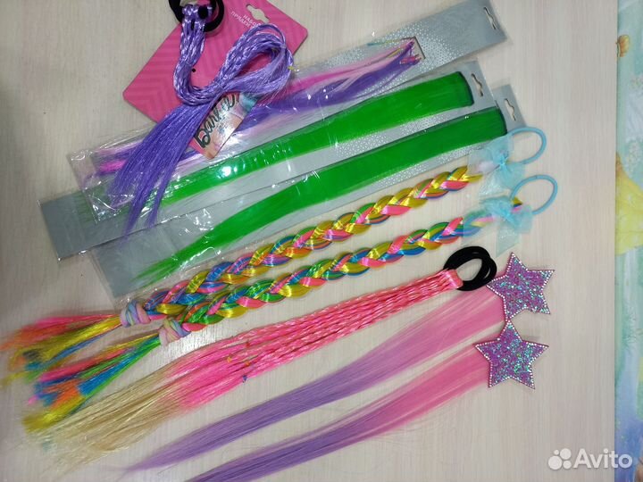 Цветные пряди, накладные волосы, канекалоны