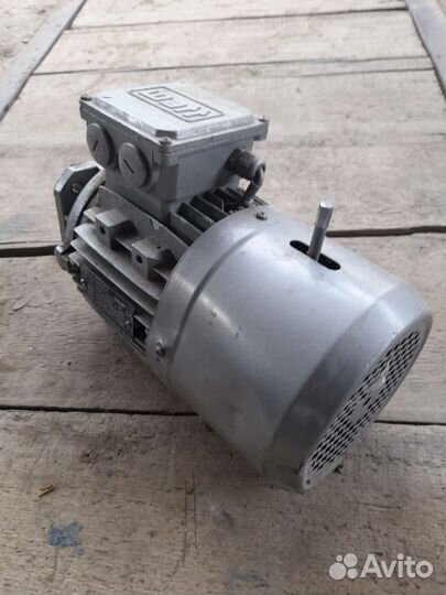 Электродвигатель с редуктором