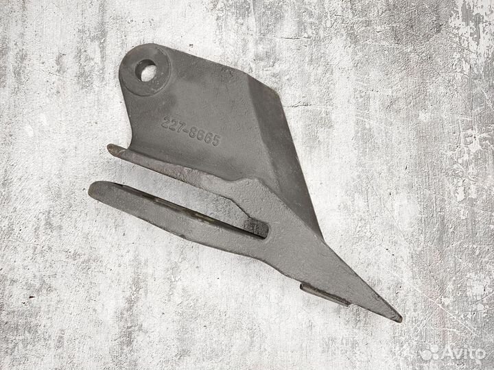 Зуб левый CAT 428, 432 и 434 ковша