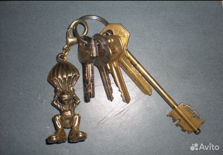 Брелок из латуни парашютист