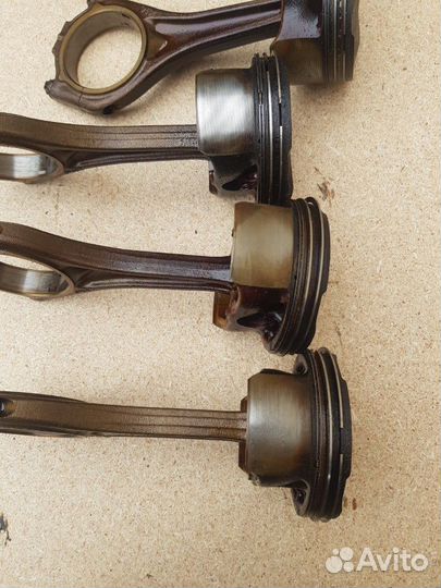 Поршень с шатуном на BMW n62 b40