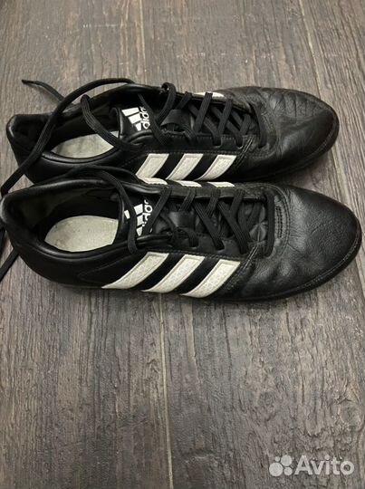 Футбольные бутсы adidas
