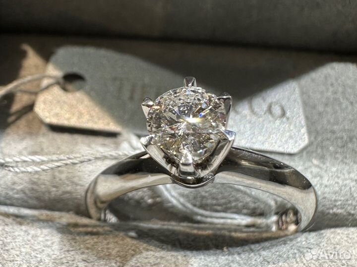 Золотое кольцо помолвочное с бриллиантом