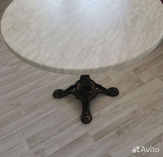 Стол круглый 80см мрамор и чугун