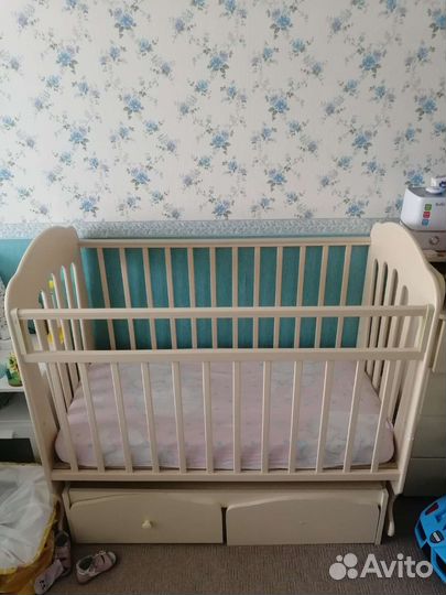 Детская кроватка с маятником