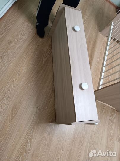 Детская кроватка с маятником и ящиком