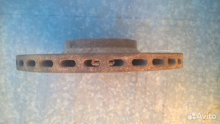 Тормозной диск передний на Mitsibishi Delica P25W