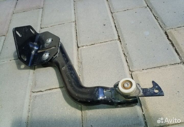 Ролик раздвижной двери правый нижний Mercedes-Benz