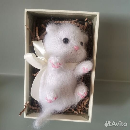 Вязаная игрушка котик