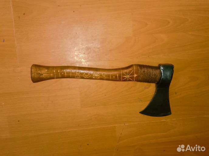 Красивый топор с гравировкой