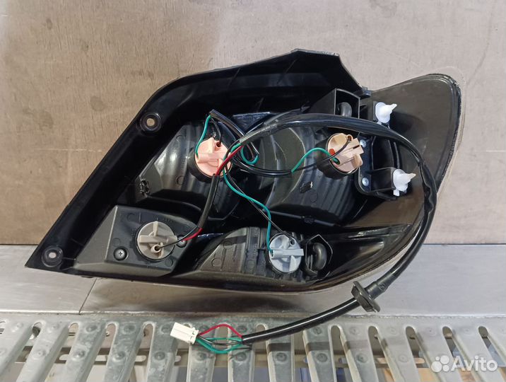 Фонарь левый Mitsubishi Outlander 1 2003-2008