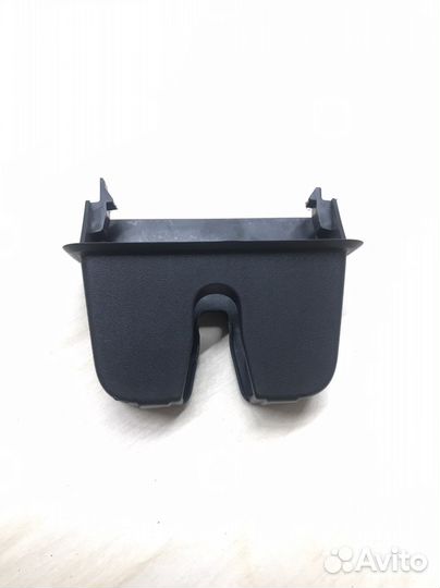 Накладка,кожух замка багажника Passat B8