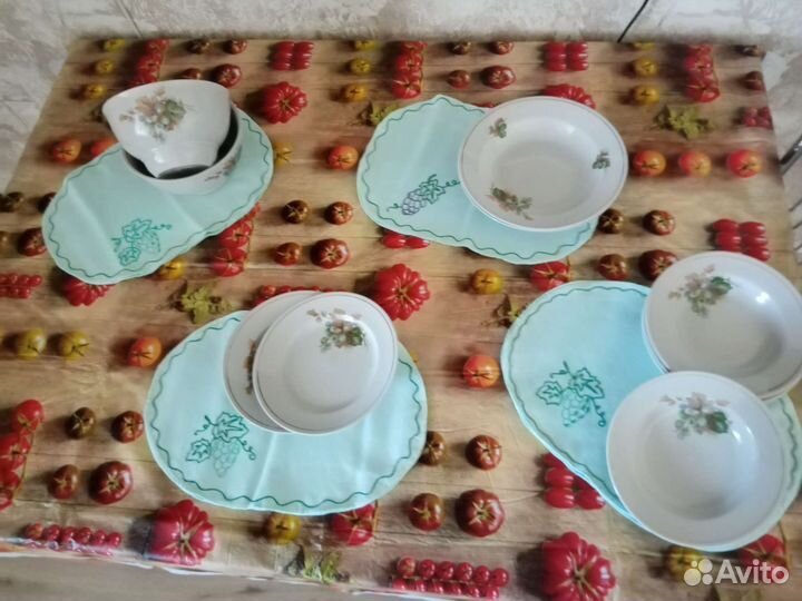 Посуда и салфетки из льна гроздь винограда