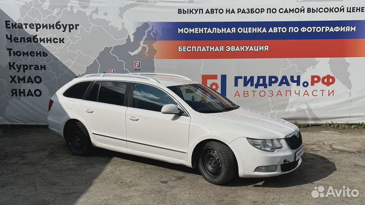 Отражатель в бампер задний левый Skoda Superb (3T)