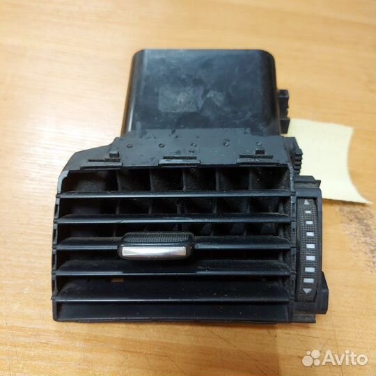 Дефлектор воздушный левый Audi A8 D3 2003-2010