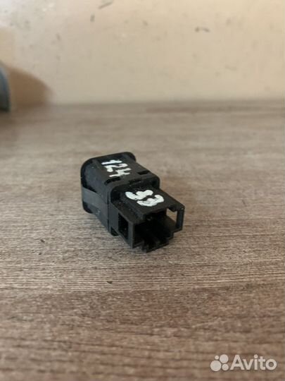 Кнопка лючка бензобака Golf IV