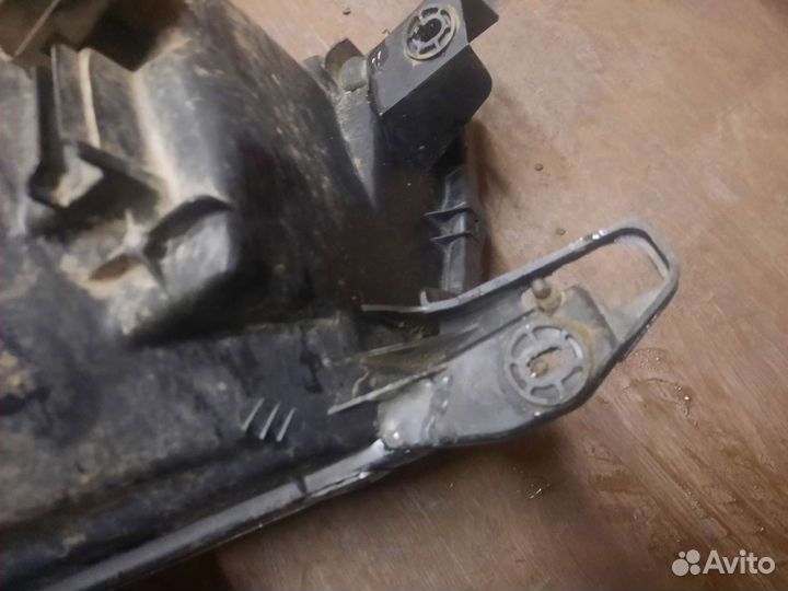 Фара правая на mitsubishi pajero 3