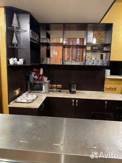 Витрина с полками