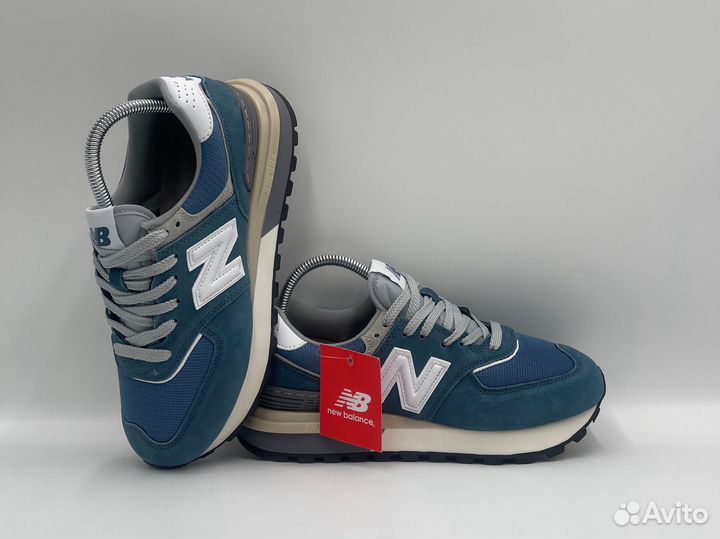 Кроссовки женские