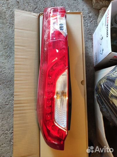 Задний левый фонарь на nissan x-trail t-31