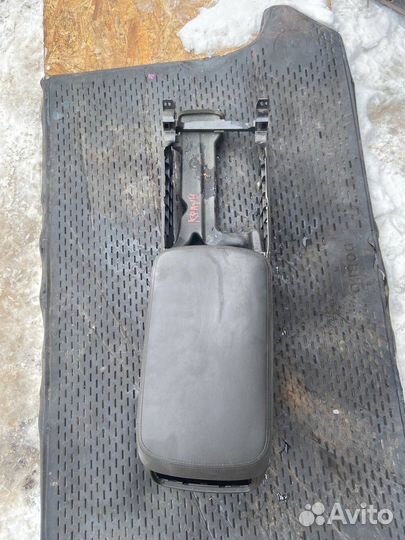 Центральный бардачок,Подлокотник Toyota Crown S200