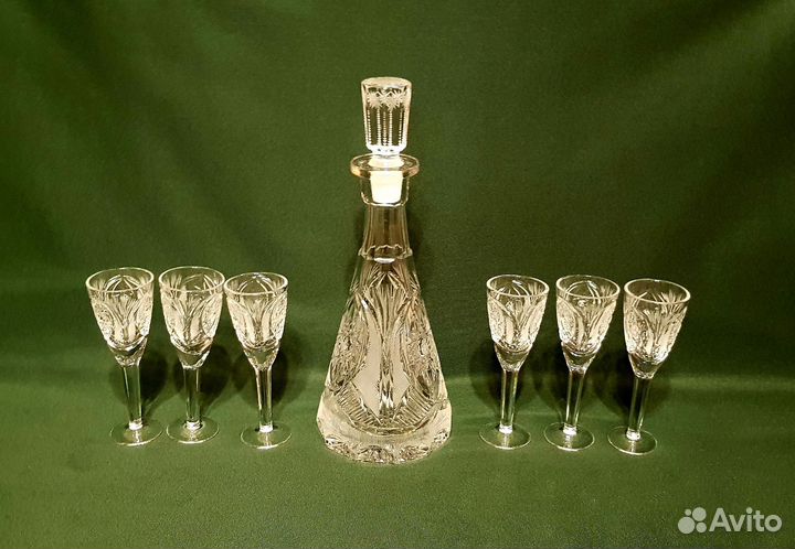 Хрустальный графин с рюмками