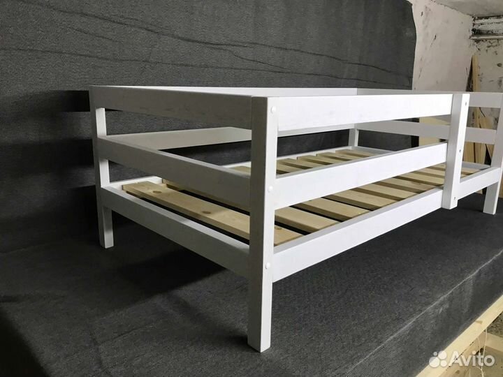 Детская кровать из массива дерева