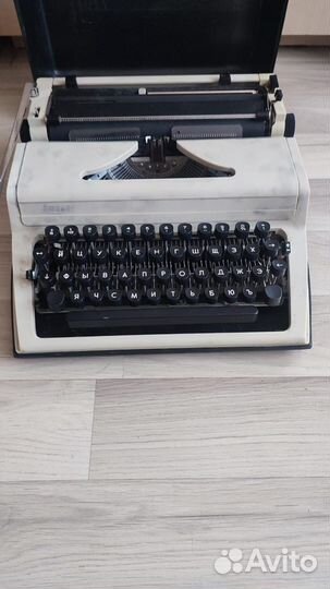 Печатная пишущая машинка «Любава»
