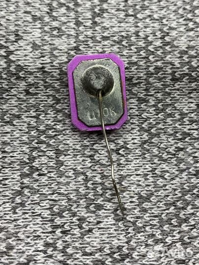 Значок времен СССР - В.И. Ленин, розовое стекло