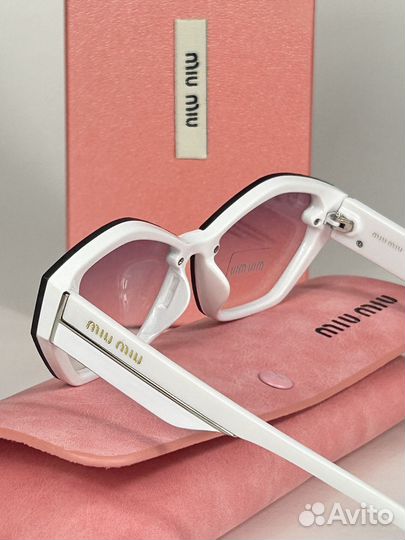 Солнцезащитные очки Miu Miu