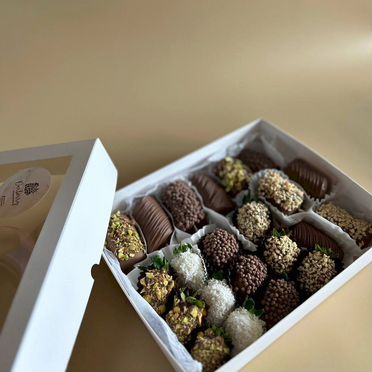 Клубника и бананы в шоколаде с фисташкой