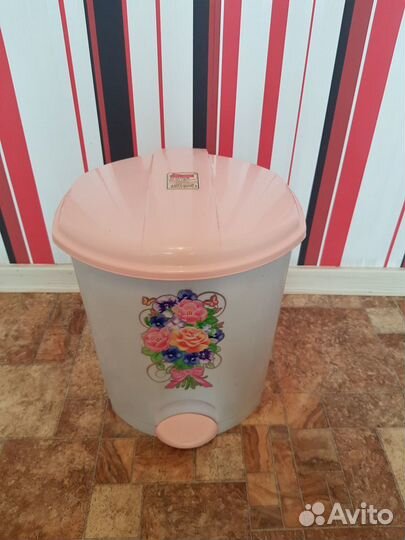 Ведерко для мусора с педалькой