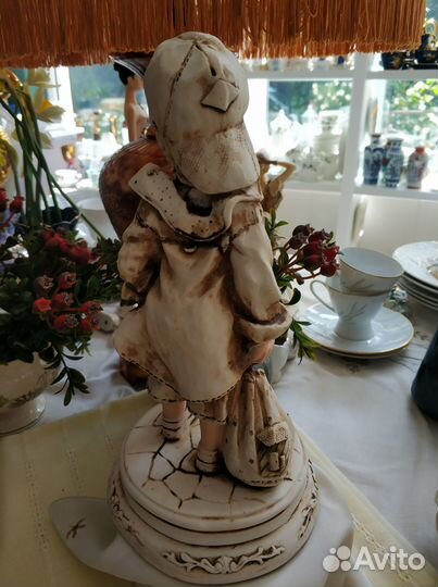 Статуэтка фигурка мальчик с рюкзаком