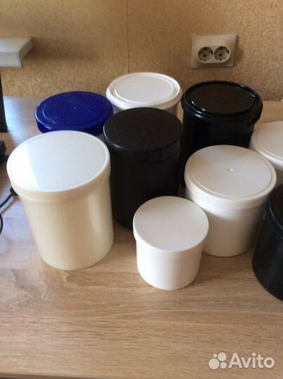 Банка с крышкой и флаконы спреи