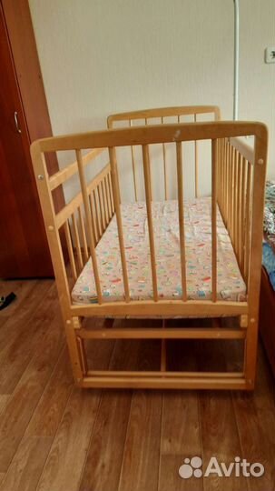 Детская кроватка с маятником