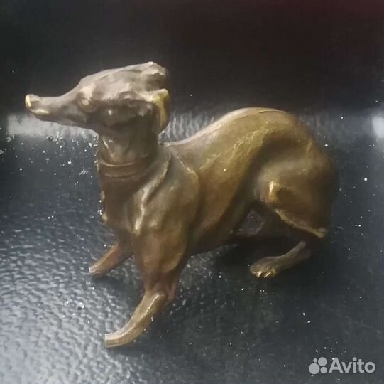 Бронзовая фигурка собаки. Ливретка