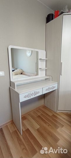 Туалетный столик с зеркалом compass