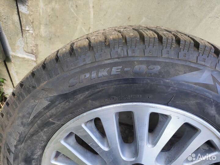 Bridgestone Blizzak Spike-02 205/65 R15 94T