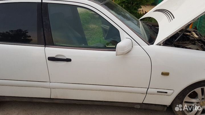 Дверь передняя правая на Mercedes W210